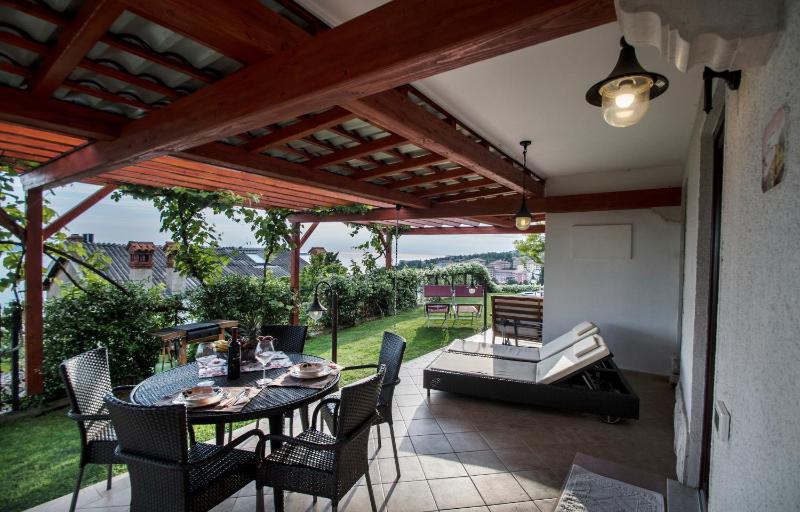 Deluxe Two-Bedroom Apartment with Patio and Sea View image 2