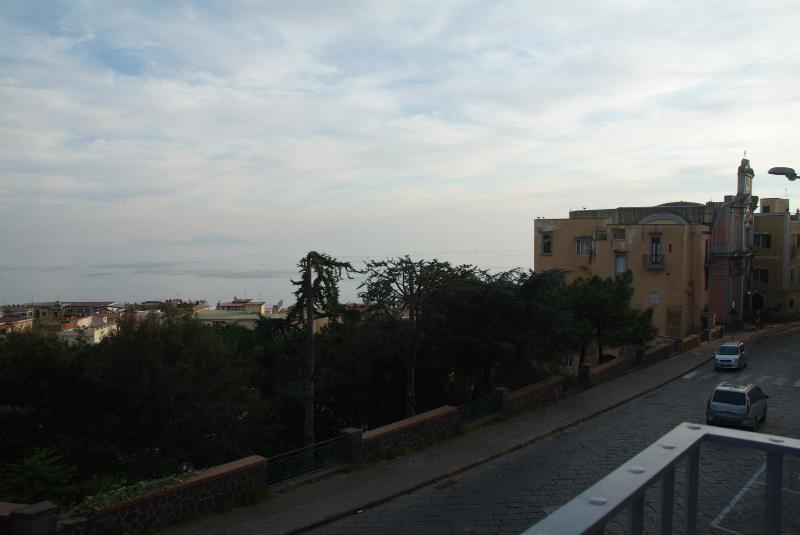 One-Bedroom Apartment with Sea View - Split Level image 4