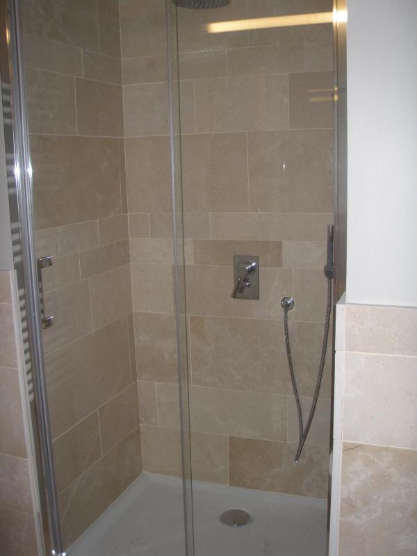 One-Bedroom Apartment with Sea View - Split Level image 3