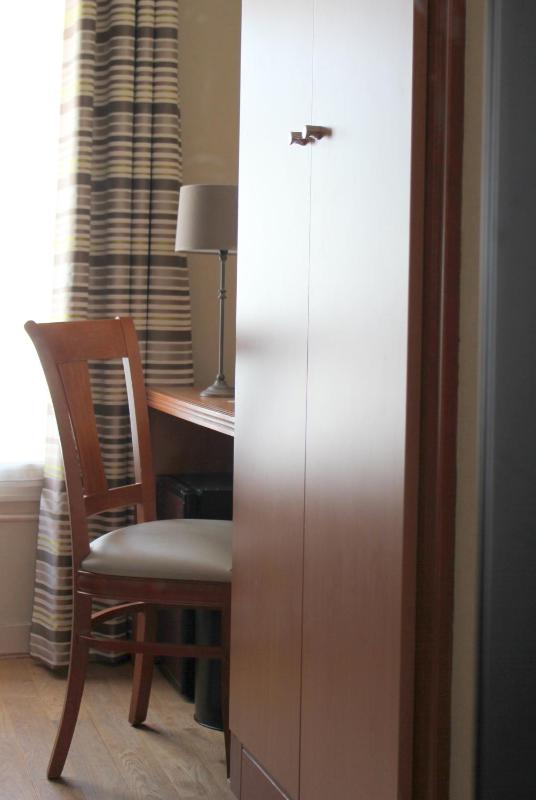 Twin Room image 4