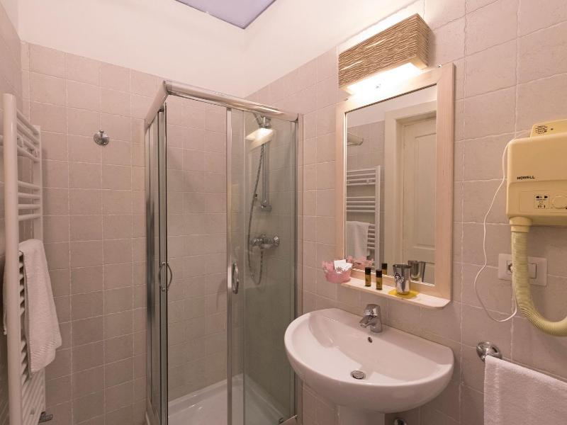 Twin Room image 4