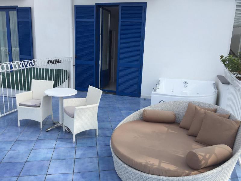 King Room with Spa Bath image 2