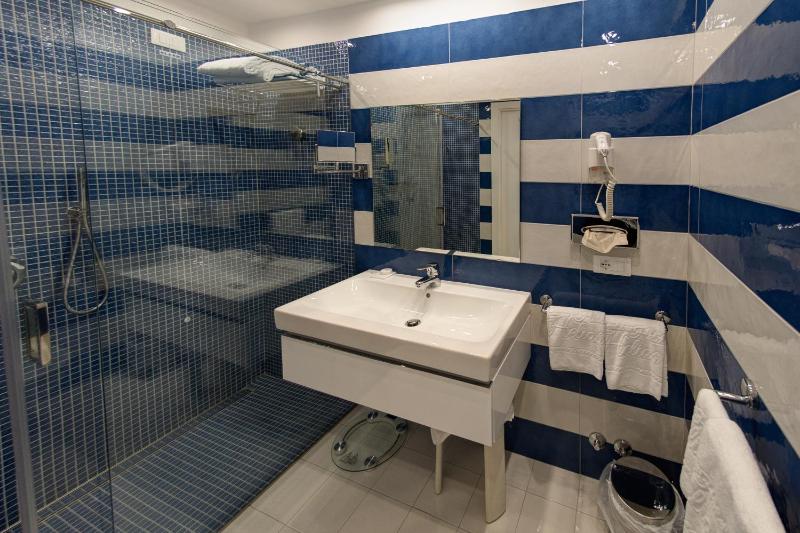 King Room with Spa Bath image 3