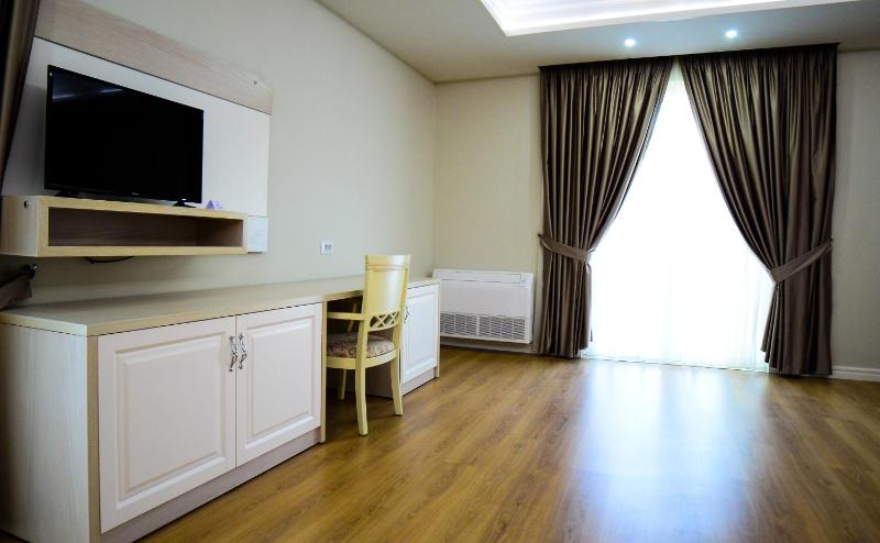 Luxury Triple Room image 3