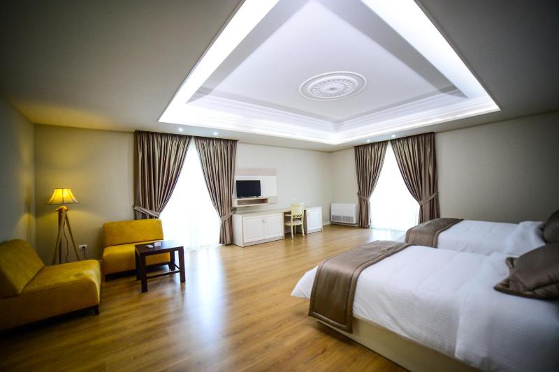 Luxury Triple Room image 3