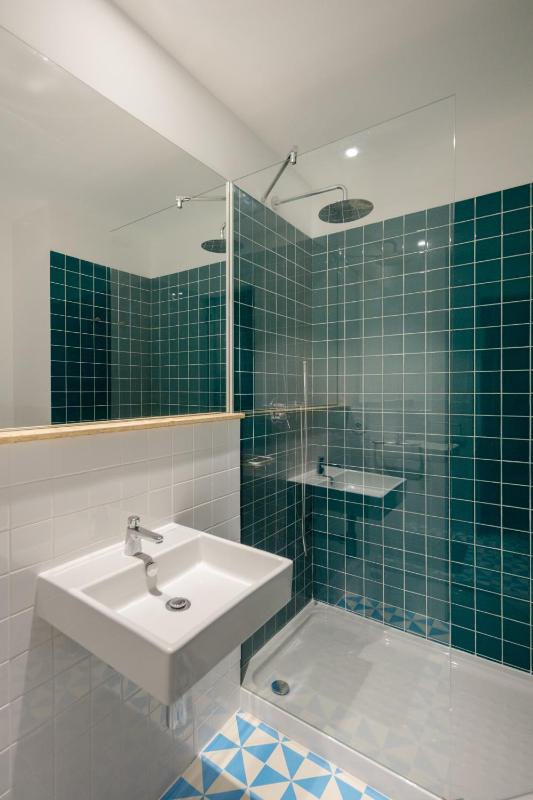 Twin Room with Private Bathroom image 3