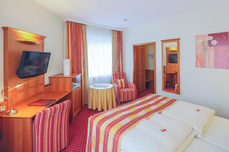 Standard Double Room image 3