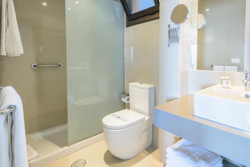 One-Bedroom Apartment with Sea View image 3