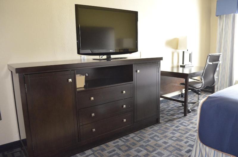 Queen Room with Two Queen Beds - Non-Smoking image 3