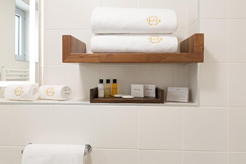 Deluxe Suite with Balcony image 3