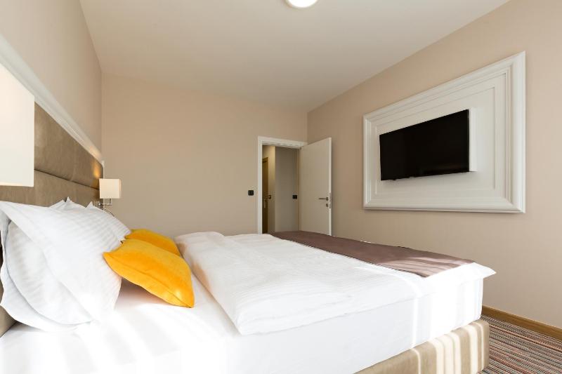 Hotel TESLA - Smart Stay Garni - image 11
