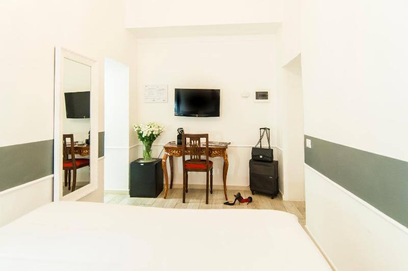 Economy Double Room image 4