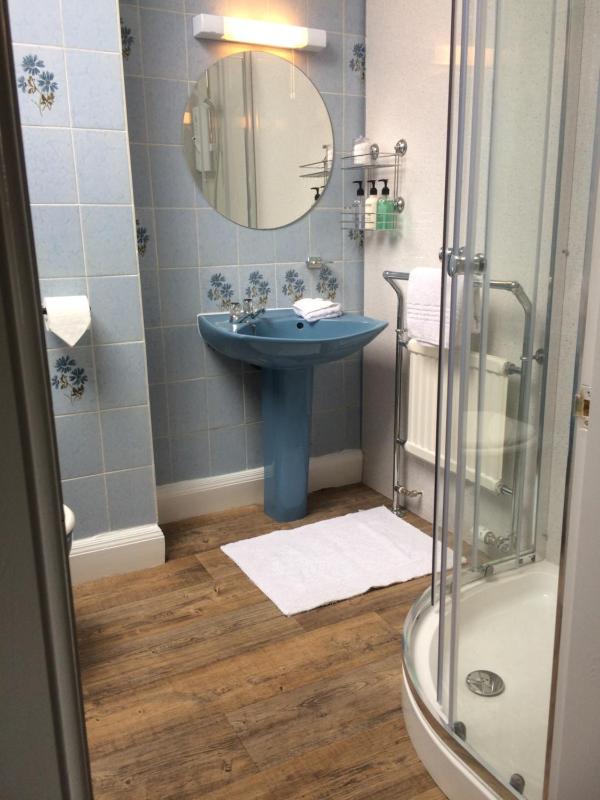 Small Double Room Ensuite image 3