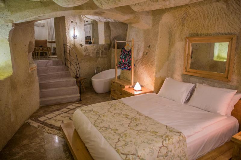 Queen Cave Suite image 1
