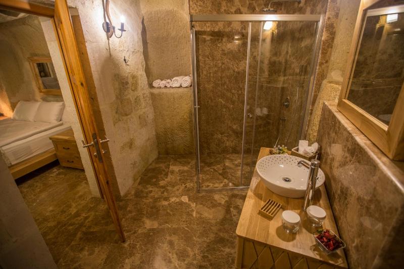 Queen Cave Suite image 4