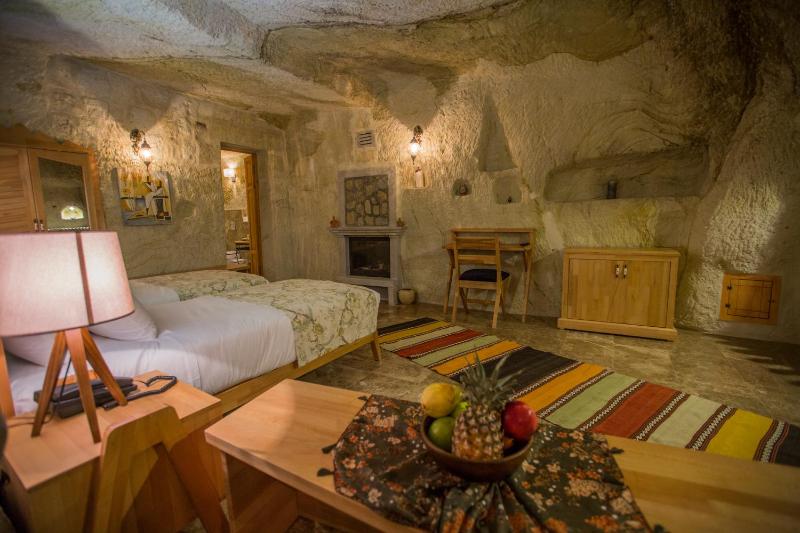 Deluxe Cave Double or Twin Room image 4