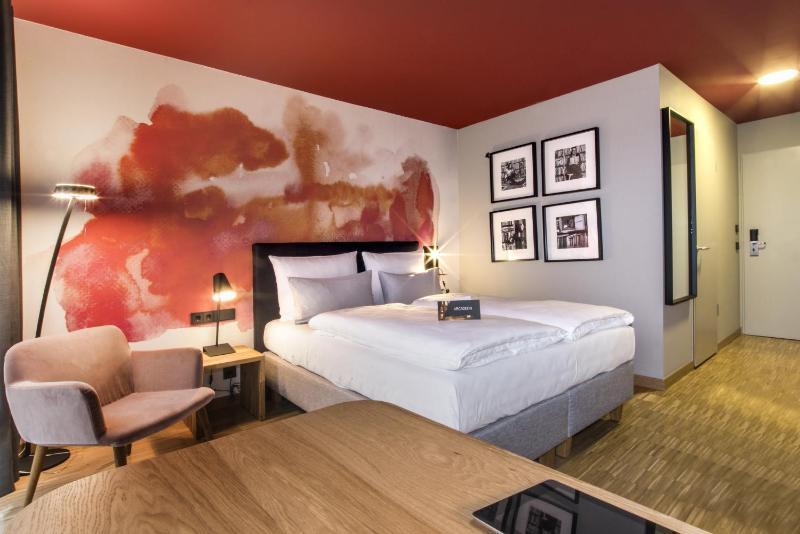 Queen Room image 3