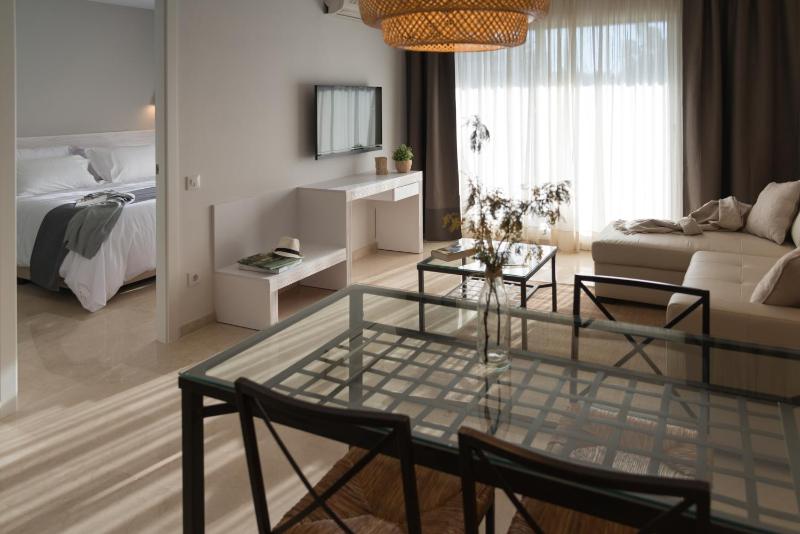 Apartment (4 Adults) image 3