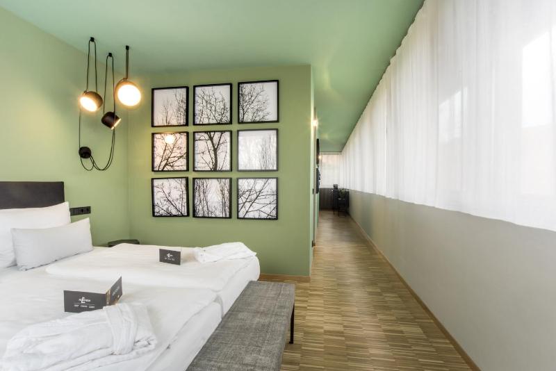 One-Bedroom Suite image 3