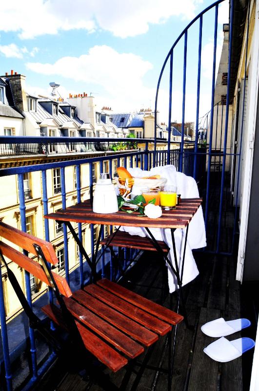 Junior Suite with Balcony image 3
