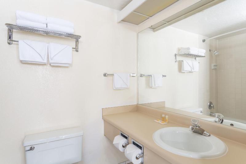 Queen Room with Two Queen Beds - Pet Friendly/Non-Smoking image 2