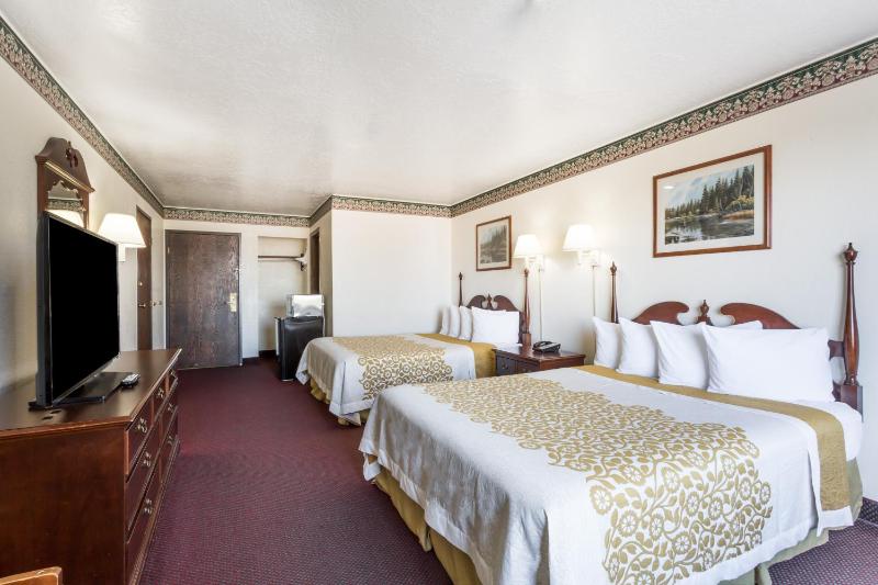 Queen Room with Two Queen Beds - Smoking image 1