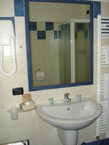 Double or Twin Room with Mountain View image 2