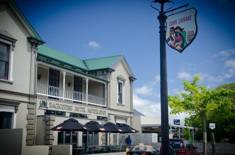 Racecourse Hotel and Motor Lodge - image 16
