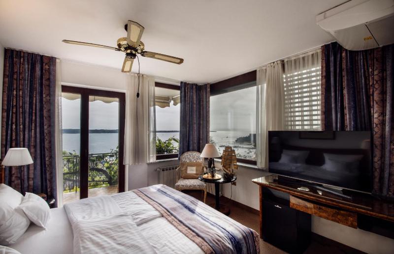 Comfort Double or Twin Room with Balcony and Sea View image 1