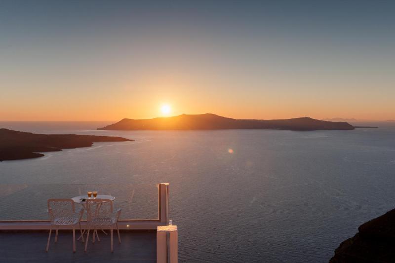 Grande Suite with Caldera View and Hot Tub image 1