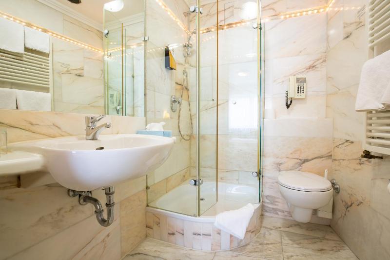 Superior Double Room image 3