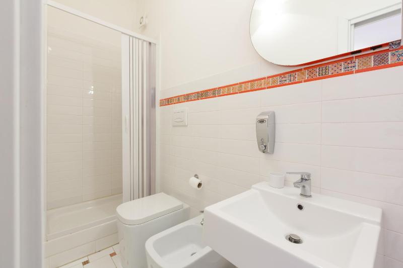 Comfort Single Room image 4