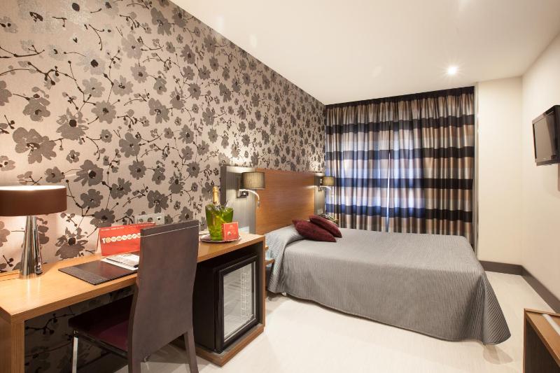 Double or Twin Room for Single Use image 4