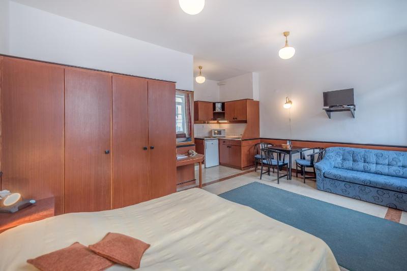 Studio (2 Adults) image 2