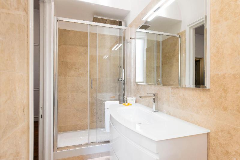 Queen Hortense Suite image 4