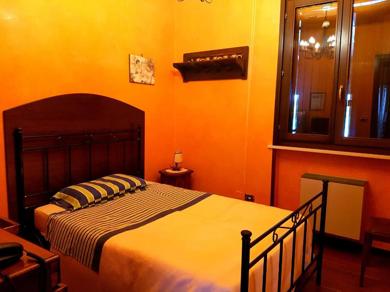 Single Room with Private External Bathroom image 4