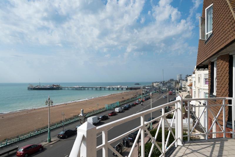 Double Room with Balcony and Sea View image 3