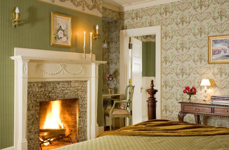 Deluxe King Room image 3
