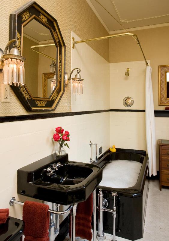 Standard King Room image 2