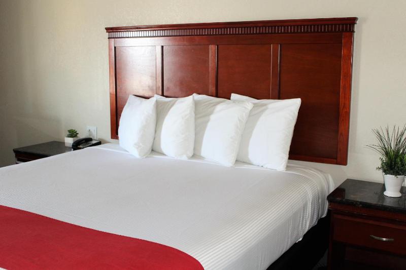 Standard Queen Room image 3