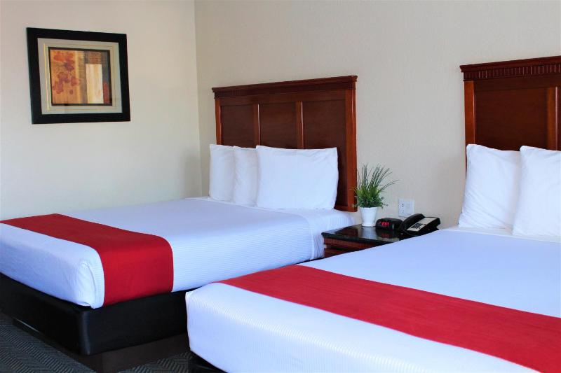 Standard Double Queen Room image 3