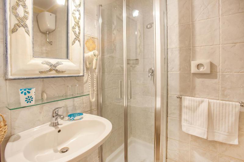 Classic Double Room image 2