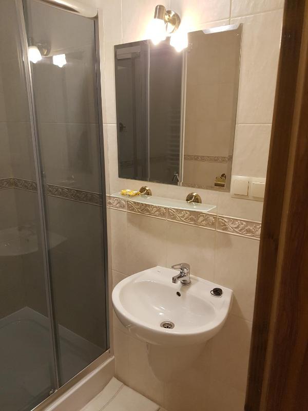 Twin Room with Private Bathroom image 3