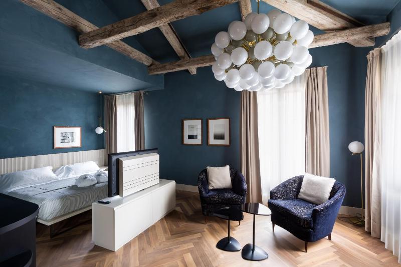 King Suite with canal view and spa image 3