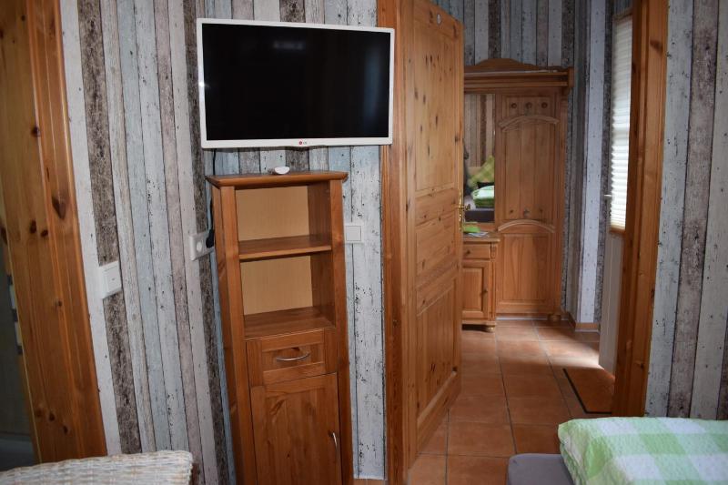 Twin Room with Television image 2