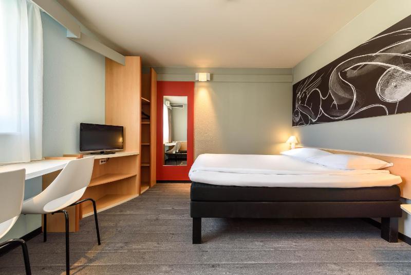 Standard Double Room image 4