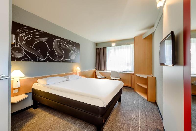 Standard Double Room image 3