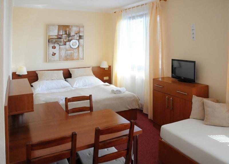 Double or Twin Room with City View image 3
