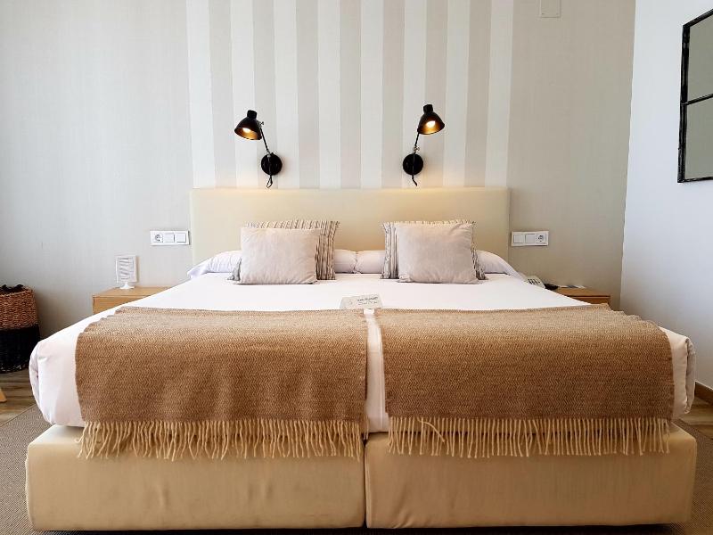 Double Room with Sea View image 3