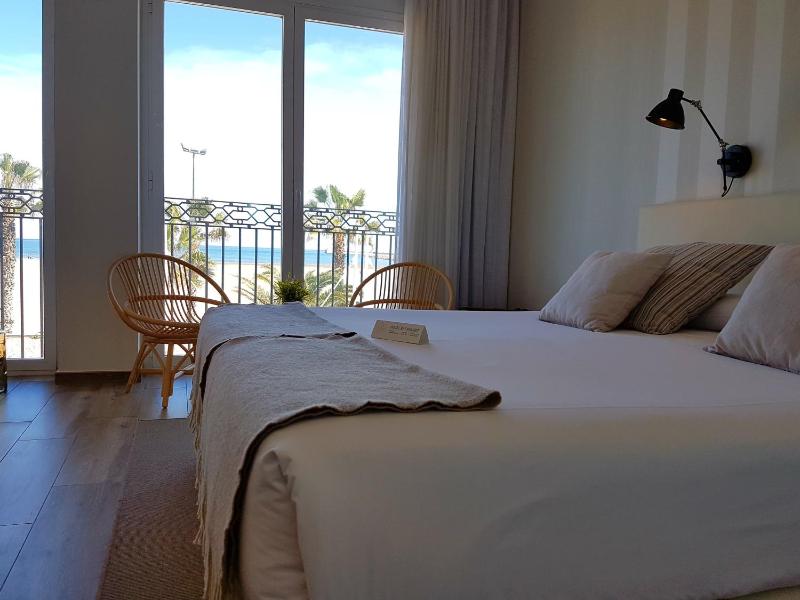 Double Room with Sea View image 4